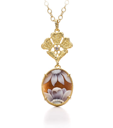 Pendant "Floral Cameo" in yellow gold with brilliant-cut diamond 1