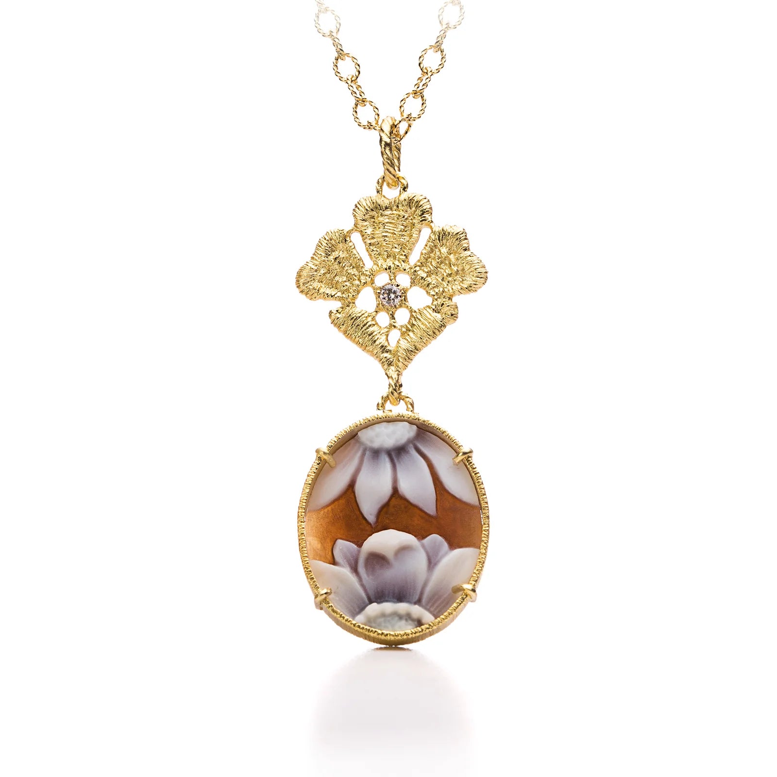 Pendant "Floral Cameo" in yellow gold with brilliant-cut diamond